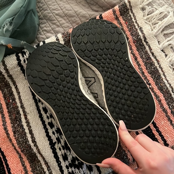 New balance tennis shoes - Picture 3 of 4